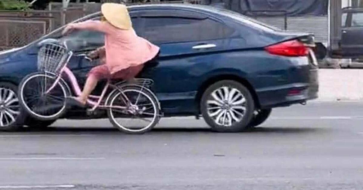 Người phụ nữ chạy xe đạp ngược chiều rồi va chạm với xe ô tô trên đường Nguyễn Văn Linh