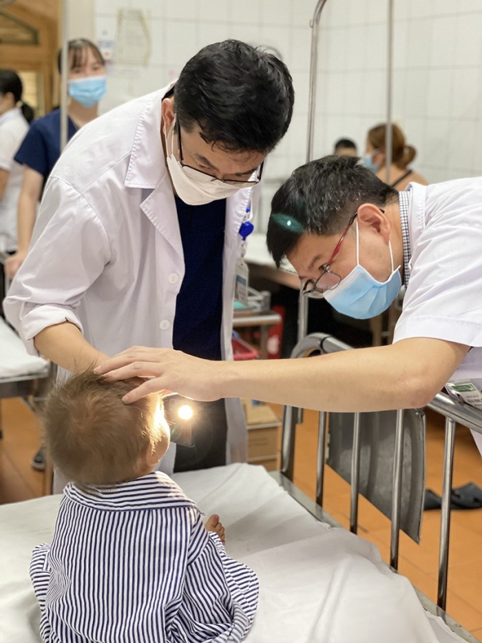 Bác sĩ Bệnh viện Việt Nam - Cu Ba khám cho trẻ bị sứt môi, hở hàm ếch