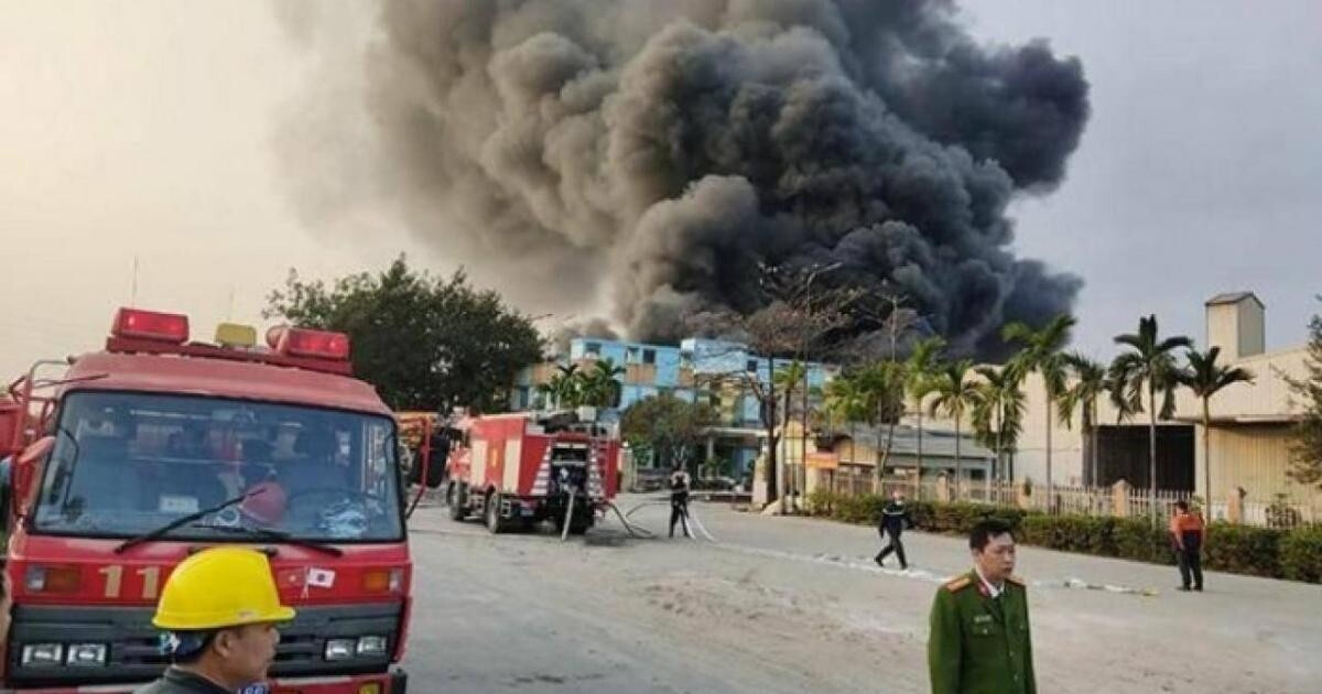 Lực lượng chức năng khẩn trương triển khai các biện pháp dập lửa ở vụ cháy Công ty CP Tập đoàn Hồng Lạc