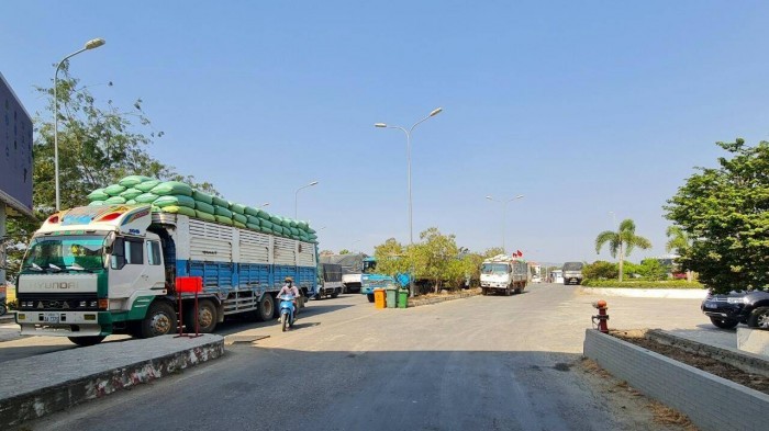 Tại khu vực Cửa khẩu quốc tế Tịnh Biên, các xe tải chở hàng hóa từ Việt Nam sang Campuchia qua lại thường xuyên
