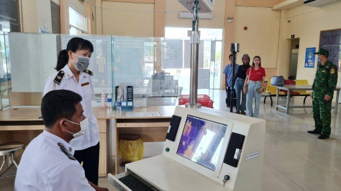 Lực lượng kiểm dịch giám sát thân nhiệt người nhập cảnh tại Cửa khẩu quốc tế Tịnh Biên vào ngày 8/3