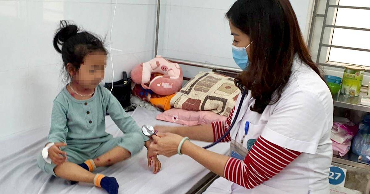 Trẻ từ 2 - 8 tuổi nguy cơ mắc thủy đậu cao (Trong ảnh: Bác sĩ khám cho trẻ mắc thủy đậu)