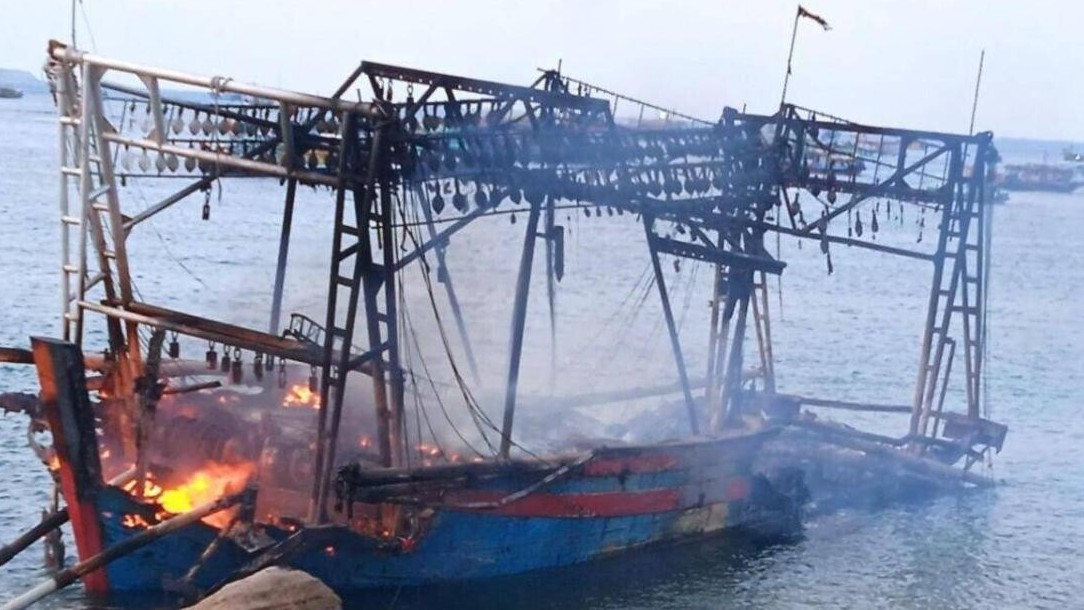 Tàu cá chở 10.000 lít dầu bất ngờ bốc cháy dữ dội ở vùng biển Phú Quốc