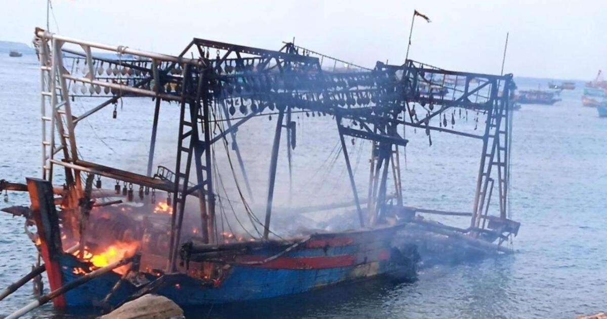 Tàu cá bị cháy rụi hoàn toàn, thiệt hại khoảng 14 tỷ đồng.