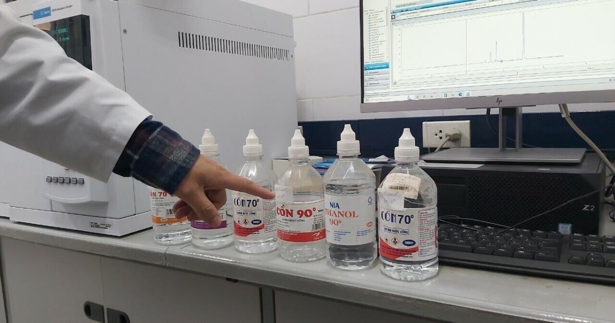 Các loại cồn methanol gây ngộ độc, nhiễm độc được người nhà bệnh nhân nộp lại cho bác sĩ BV Bạch Mai