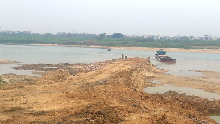 Cầu cảng xây dựng trái phép trên sông Lô, đoạn qua xã Tứ Yên