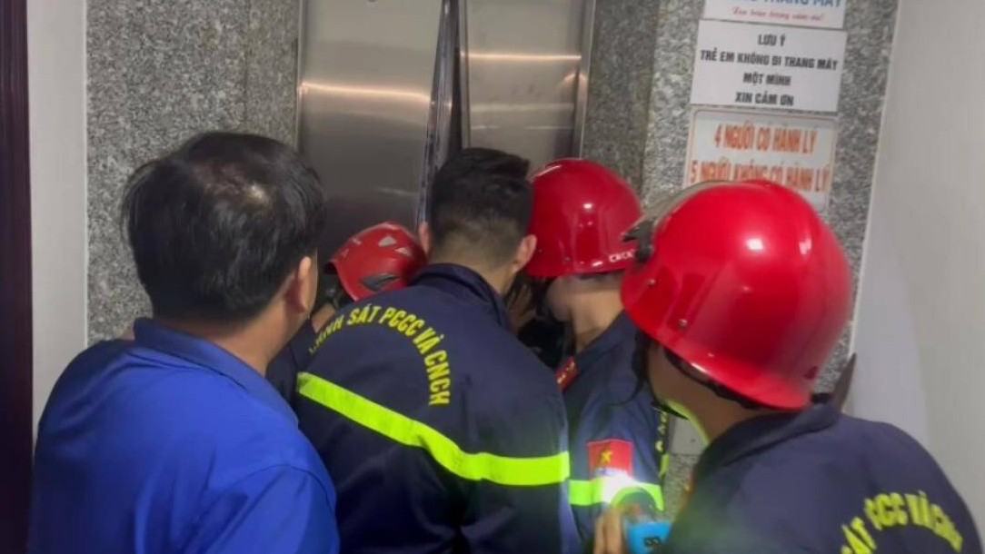 Giải cứu kịp thời 3 người bị mắc kẹt bên trong thang máy ở Huế