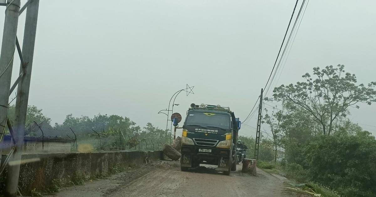 Cục bê tông hạn chế xe quá tải đã không còn tác dụng trên đê biển số 5 trên địa bàn xã Nam Hưng, huyện Tiền Hải, tỉnh Thái Bình