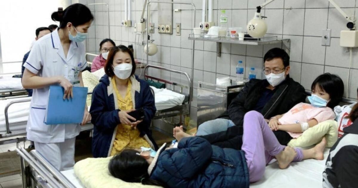 Học sinh trường Tiểu học Kim Giang ngộ độc thực phẩm điều trị tại BV Bạch Mai vào ngày 29/3