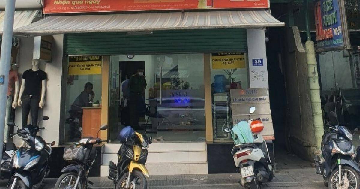 Phó Giám đốc phòng giao dịch ngân hàng treo cổ tại phòng làm việc