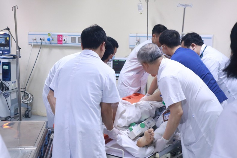 Bệnh viện huy động lực lượng hơn 50 nhân viên y tế để cấp cứu người bị nạn.