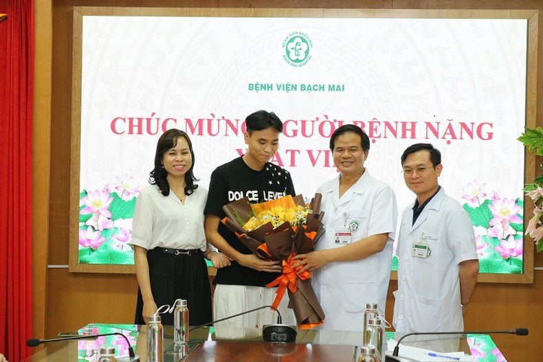 Phó Giáo sư, Tiến sĩ Đào Xuân Cơ - Giám đốc Bệnh viện Bạch Mai chúc mừng bệnh nhân ra viện.