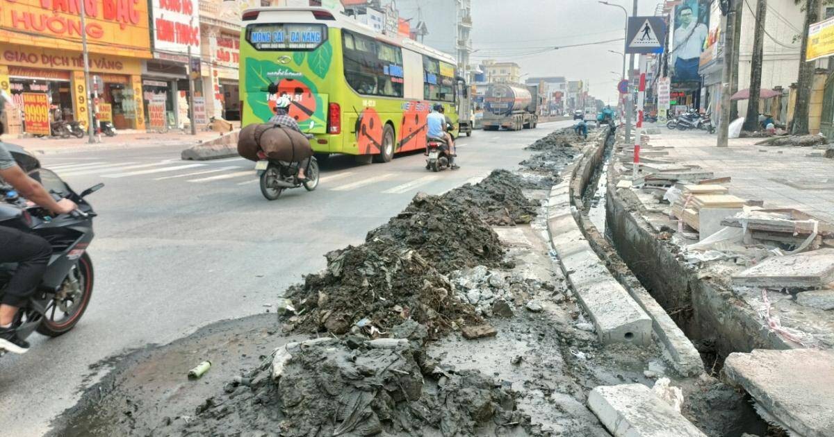 Nhà thầu thi công ẩu khiến tuyến phố Bùi Sỹ Tiêm nhếch nhác, bẩn thỉu và tiềm ẩn nguy cơ mất ATGT