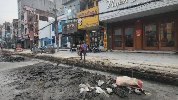 Bùn, đất thải từ cống rãnh thoát nước trong quá trình thi công bị đổ trực tiếp trên mặt đường QL10