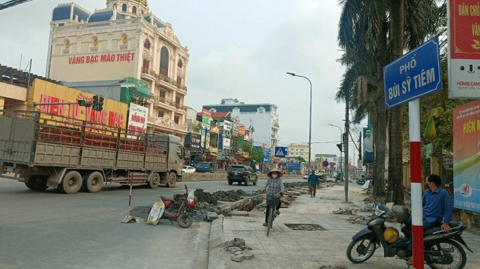 Dự án chỉnh trang đô thị phố Bùi Sỹ Tiêm, thị trấn Đông Hưng đang thi công nhưng nhà thầu không đặt biển cảnh báo biển hạn chế tốc độ