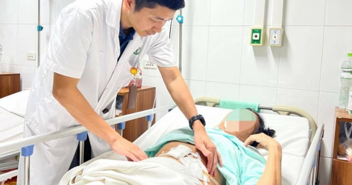 BS. Tào Minh Châu đang khám cho bệnh nhân thủng ruột vì nuốt hạt táo đỏ