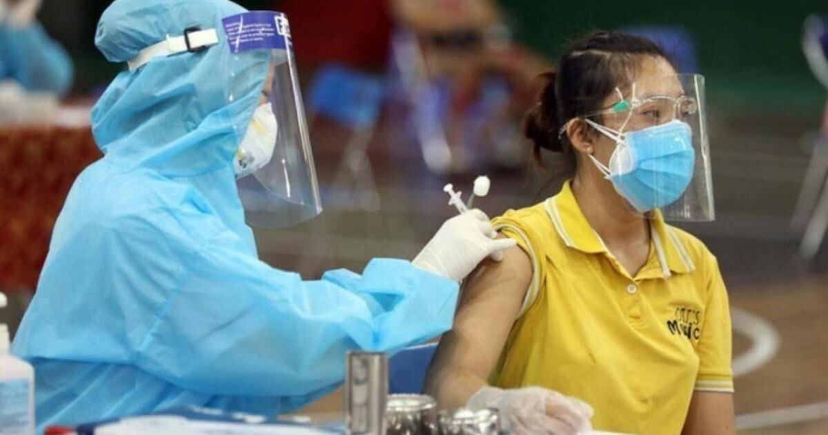 Tỷ lệ tiêm vaccine phòng Covid-19 cao giúp Việt Nam ổn định tình hình dịch, dù ca mắc tăng