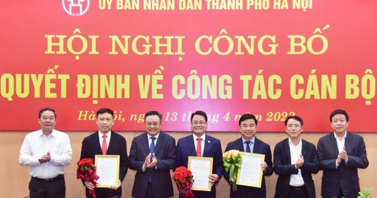 Chủ tịch UBND TP Hà Nội Trần Sỹ Thanh trao các quyết định về công tác cán bộ chiều 13/4