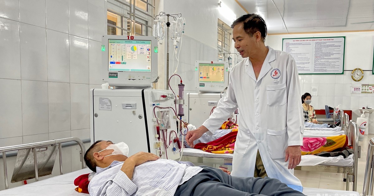 Thạc sĩ, bác sĩ Trần Hùng Cường, Giám đốc Bệnh viện đa khoa tỉnh Nam Định thăm hỏi, động viên các bệnh nhân chạy thận nhân tạo.