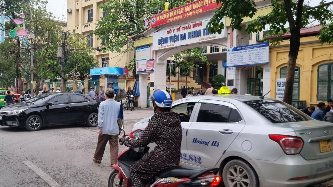 Thái Bình: Xe taxi bủa vây cổng bệnh viện, phớt lờ biển cấm