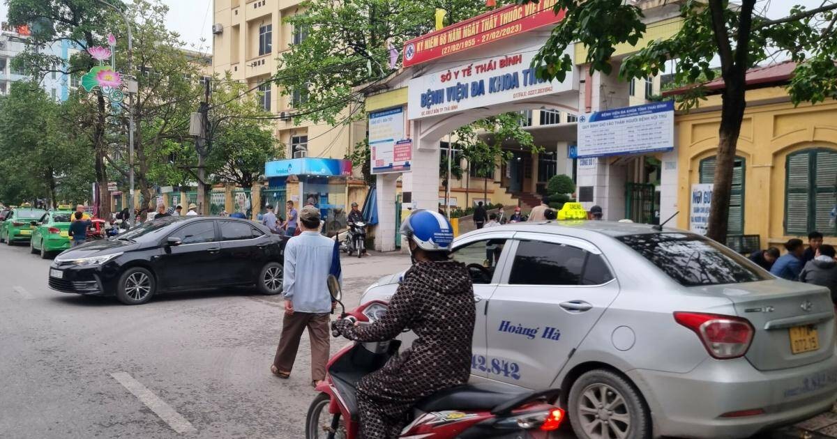 Xe taxi đỗ lộn xộn trước cổng Bệnh viện Đa khoa tỉnh Thái Bình