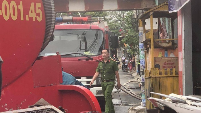 Lực lượng PCCC điều động hơn chục xe cứu hỏa cùng hàng chục cán bộ chiến sĩ đến hiện trường vụ cháy