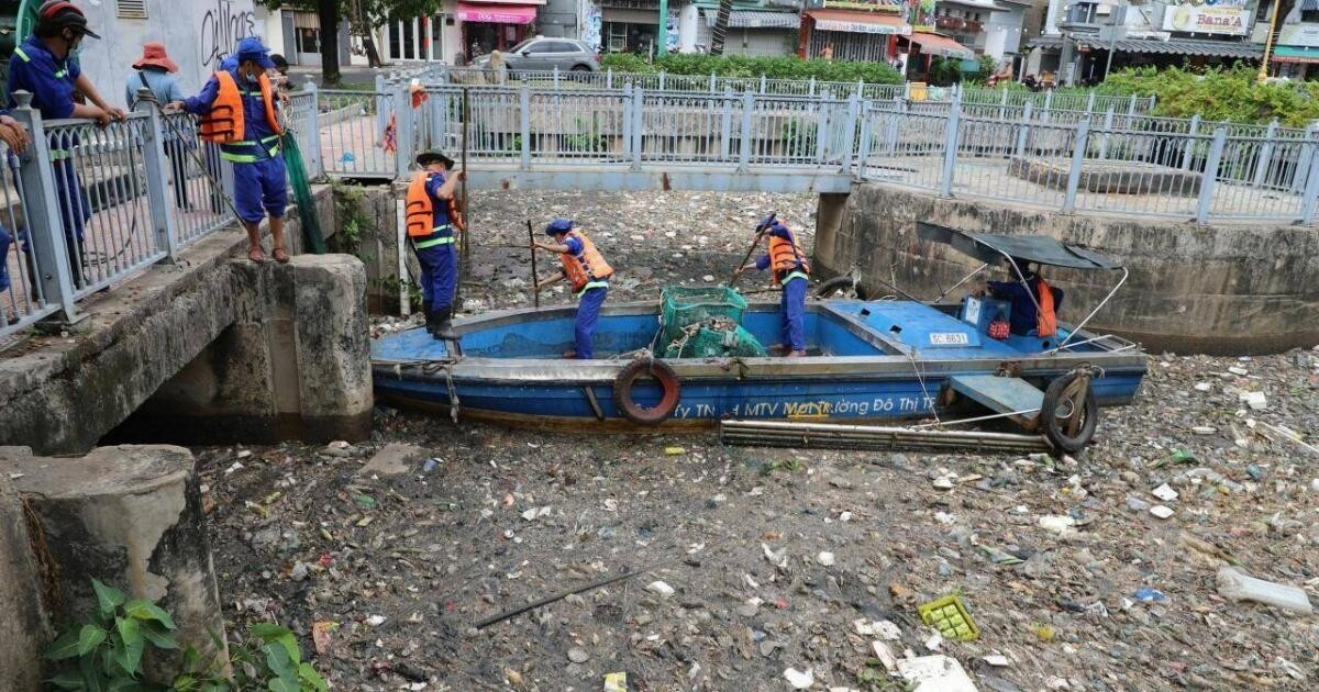 Mặt kênh Thị Nghè - Nhiêu Lộc bị xác cá và rác thải lấp kín sau những trận mưa đầu mùa
