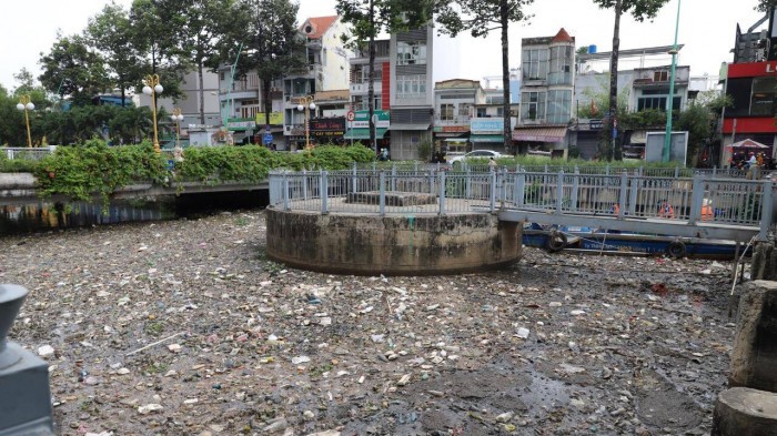 Riêng khu vực đoạn cuối dòng kênh ở đoạn cầu Số 1 (quận Tân Bình) khi nước rút xác cá cùng rác đổ dồn về nơi đây gây ô nhiễm, ảnh hưởng đến môi trường xung quanh, đặc biệt là dân cư sống gần đó.