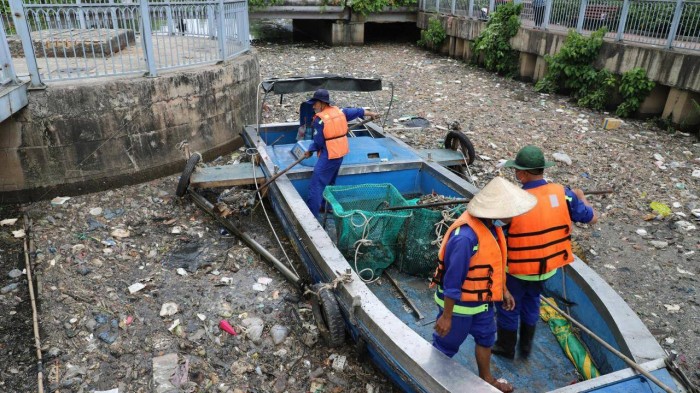 Trước tình trạng trên, nhiều công nhân thuộc công ty môi trường đô thị đã được điều động dùng thuyền đi dọc kênh để vớt xác cá và rác thải.