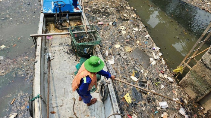 Lực luợng công nhân môi trường đô thị vô cùng vất vả khi xử lý số xác cá chết và rác thải rất lớn.