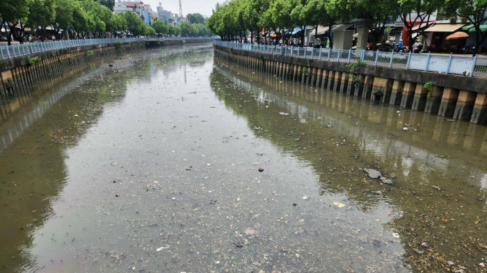 Tình trạng này kéo dài đã 2 ngày sau những trận mưa đầu mùa khiến nhiều người dân lo ngại dòng kênh bị ô nhiễm trở lại.