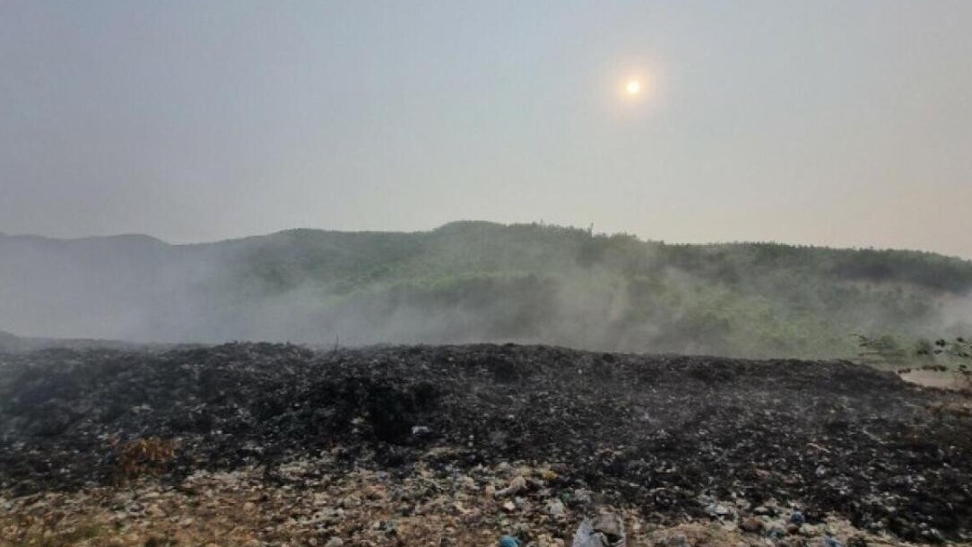 Bình Định: Dân kêu trời, ẵm con đi nơi khác vì khói từ bãi rác âm ỉ cháy
