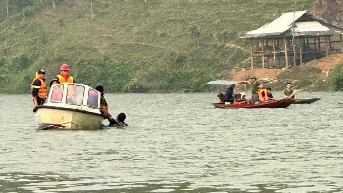 Lật thuyền làm 3 người mất tích ở Hà Giang