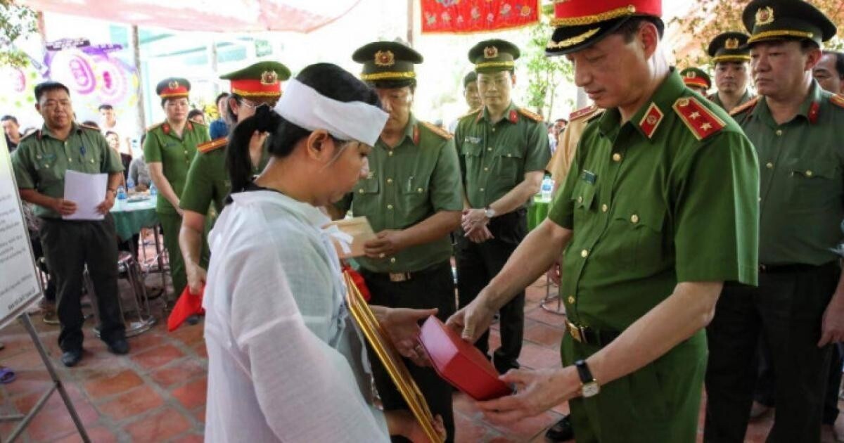 Trung tướng Nguyễn Duy Ngọc, Thứ trưởng Bộ Công an trao quyết định của Bộ trưởng Bộ Công an truy thăng cấp bậc lên hàm từ Thiếu tá với Trung tá đối với Nguyễn Xuân Hào