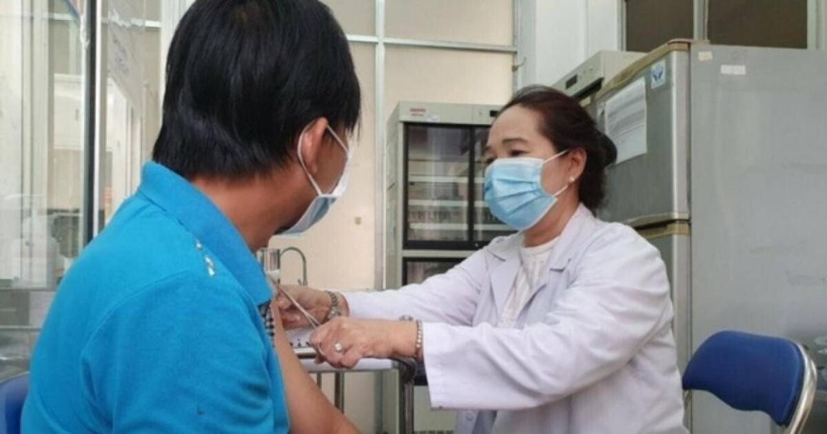 Nhân viên y tế tiêm vaccine cho người dân TP.HCM