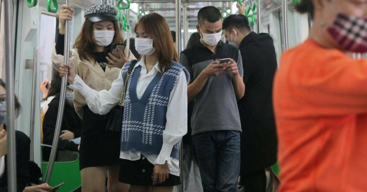 Người dân đi phương tiện công cộng ở Hà Nội buộc phải đeo khẩu trang để nâng cao hiệu quả phòng chống dịch Covid-19