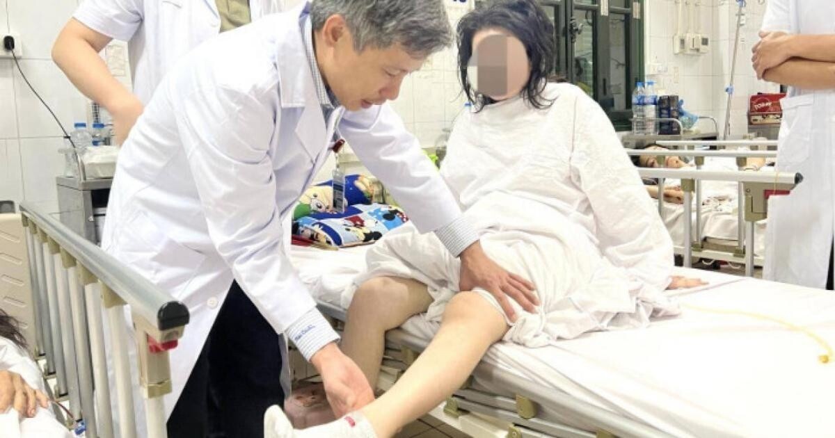 PGS. Nguyễn Mạnh Khánh khám lại cho bệnh nhân sau phẫu thuật thay 2 khớp háng toàn phần