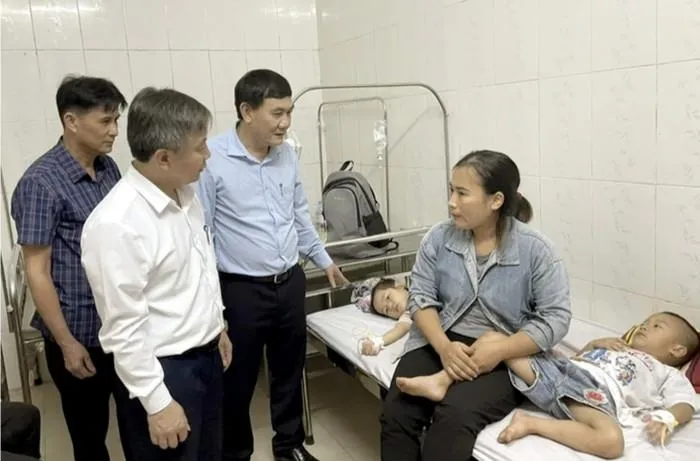 Lãnh đạo Sở GD&ĐT Nghệ An và bác sĩ Phạm Ngọc Quy thăm hỏi, động viên gia đình các cháu nghi bị ngộ độc thực phẩm (Ảnh T.T)