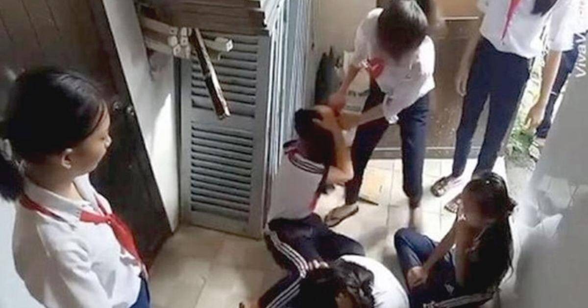 Trẻ bị bạn bè bắt nạt, hành hung ở trường (Ảnh cắt từ clip)