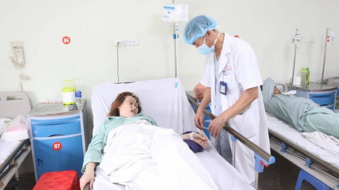 Nữ bệnh nhân không may bị kim đâm xuyên mông trong ngày cưới đang điều trị tại Bệnh viện E
