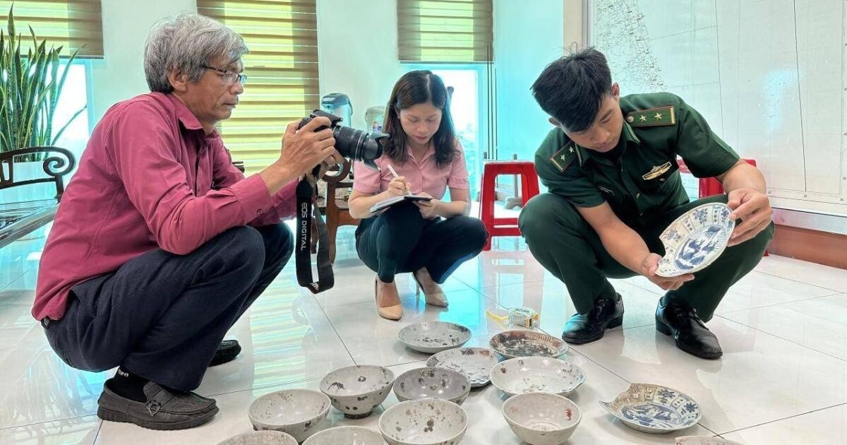 Lãnh đạo Bảo tàng tổng hợp Quảng Ngãi và Bộ chỉ huy Bộ đội Biên phòng Quảng Ngãi kiểm tra lô gốm sứ và xác định là cổ vật.