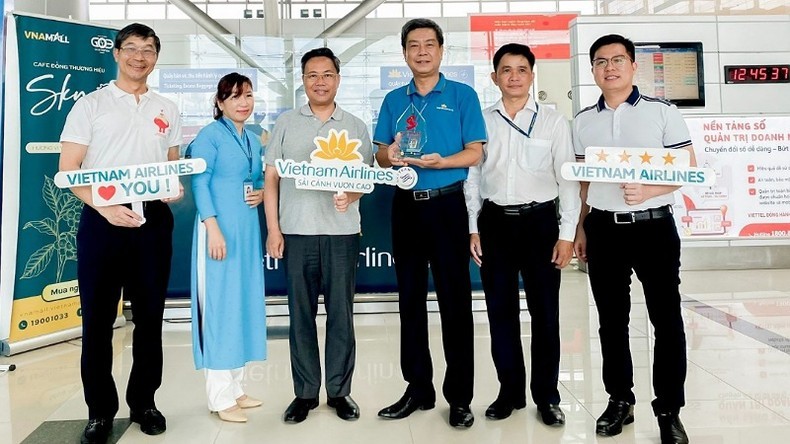 Lãnh đạo Viện Huyết học - Truyền máu Trung ương tặng biểu trưng Hành trình Đỏ cho chi nhánh Tổng Công ty Hàng không Việt Nam tại Cần Thơ về những đóng góp của Vietnam Airlines trong công tác vận chuyển máu của Hành trình Đỏ.