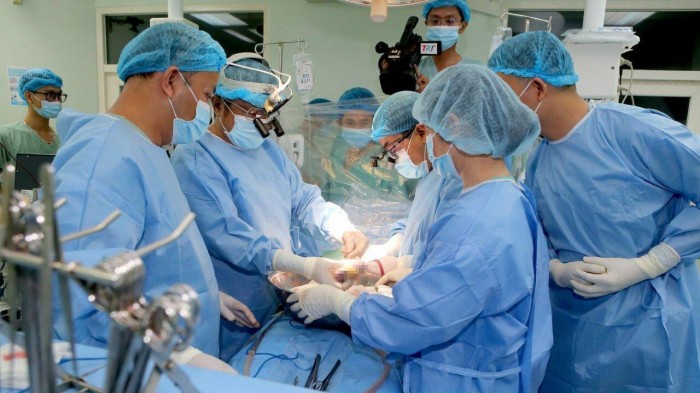 Ê kíp bác sỹ tiến hành phẫu thuật ghép quả tim từ Hà Nội cho bệnh nhân ở Huế.