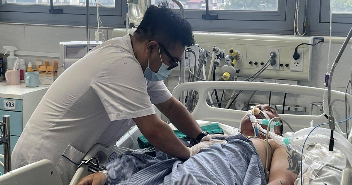 Một bệnh nhân đang được điều trị tại Trung tâm Hồi sức, Bệnh viện Bạch Mai.
