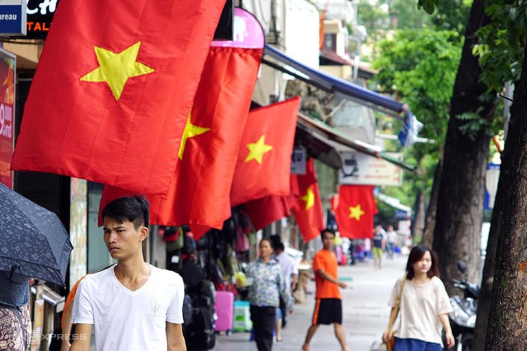 Đường phố Hà Nội rực rỡ cờ hoa mừng ngày Quốc khánh. Ảnh: Giang Huy