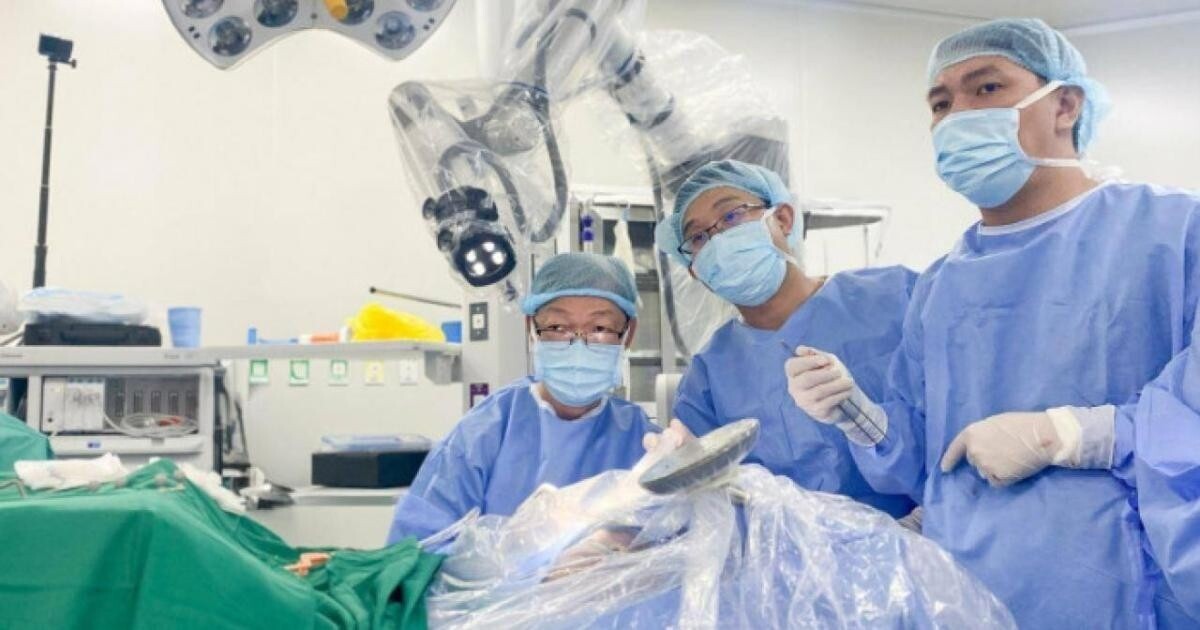 Ca phẫu thuật lấy khối huyết tụ cho bệnh nhân đột quỵ xuất huyết não sử dụng robot Al.