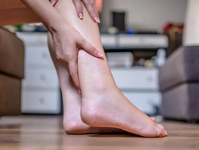 Một trong những dấu hiệu của xơ gan có thể xuất hiện ở chân. (Ảnh minh họa)