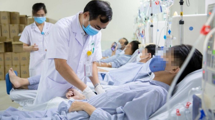 Nhiều bệnh nhân trẻ tuổi mắc bệnh thận mạn đang điều trị tại BV ĐK Đức Giang.