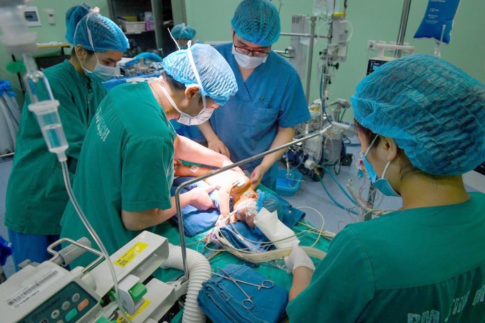 TS Nguyễn Lý Thịnh Trường cùng các đồng nghiệp tiến hành ca phẫu thuật tim ít xâm lấn thứ 700 cho bệnh nhi mắc tứ chứng Fallot - một bệnh lý tim bẩm sinh.