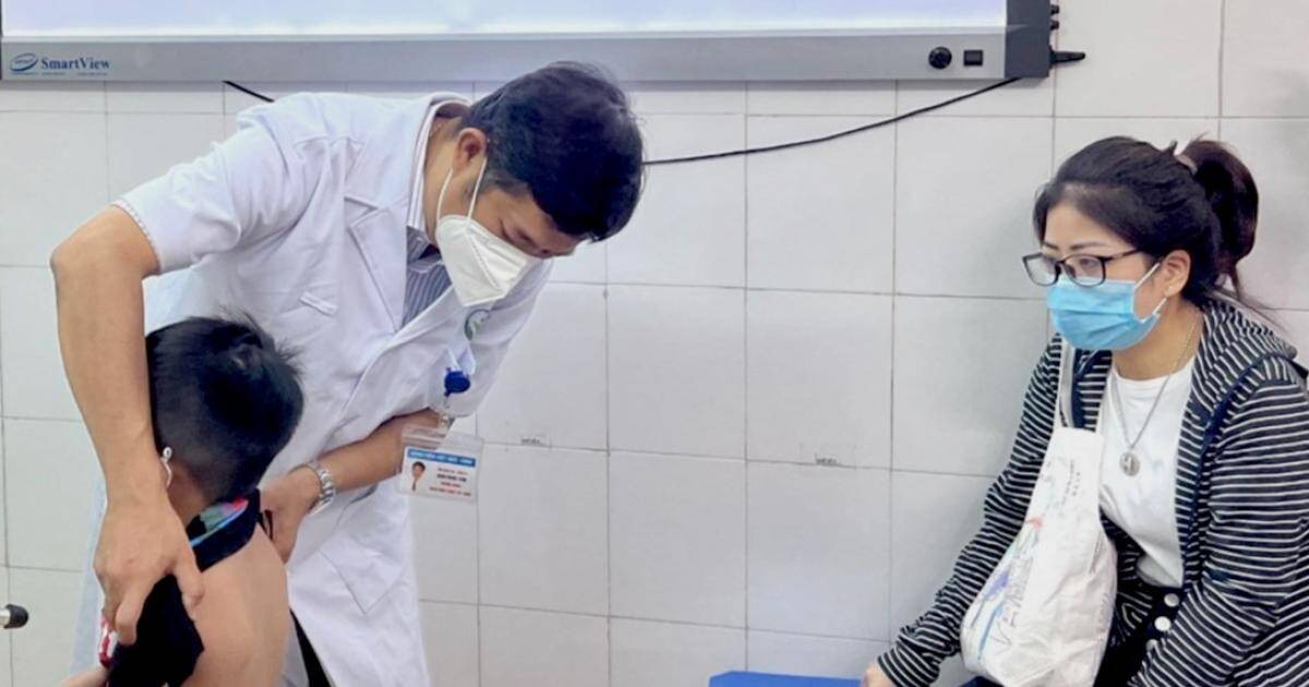 Bác sĩ Bệnh viện Hữu nghị Việt Đức khám cho một trẻ nhỏ bị vẹo cột sống.